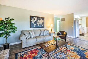 House (2 Bedrooms) | Interior - Cozy Holiday Island Home: Hot Tub + Chiminea! (Eureka Springs)