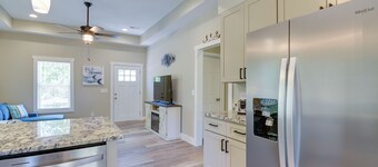 Charming Ocean Isle Beach Home ~ 1 Mi to Beach!
