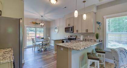 Charming Ocean Isle Beach Home ~ 1 Mi to Beach!