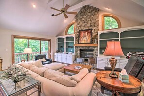 電視、壁爐、iPod 底座、書籍