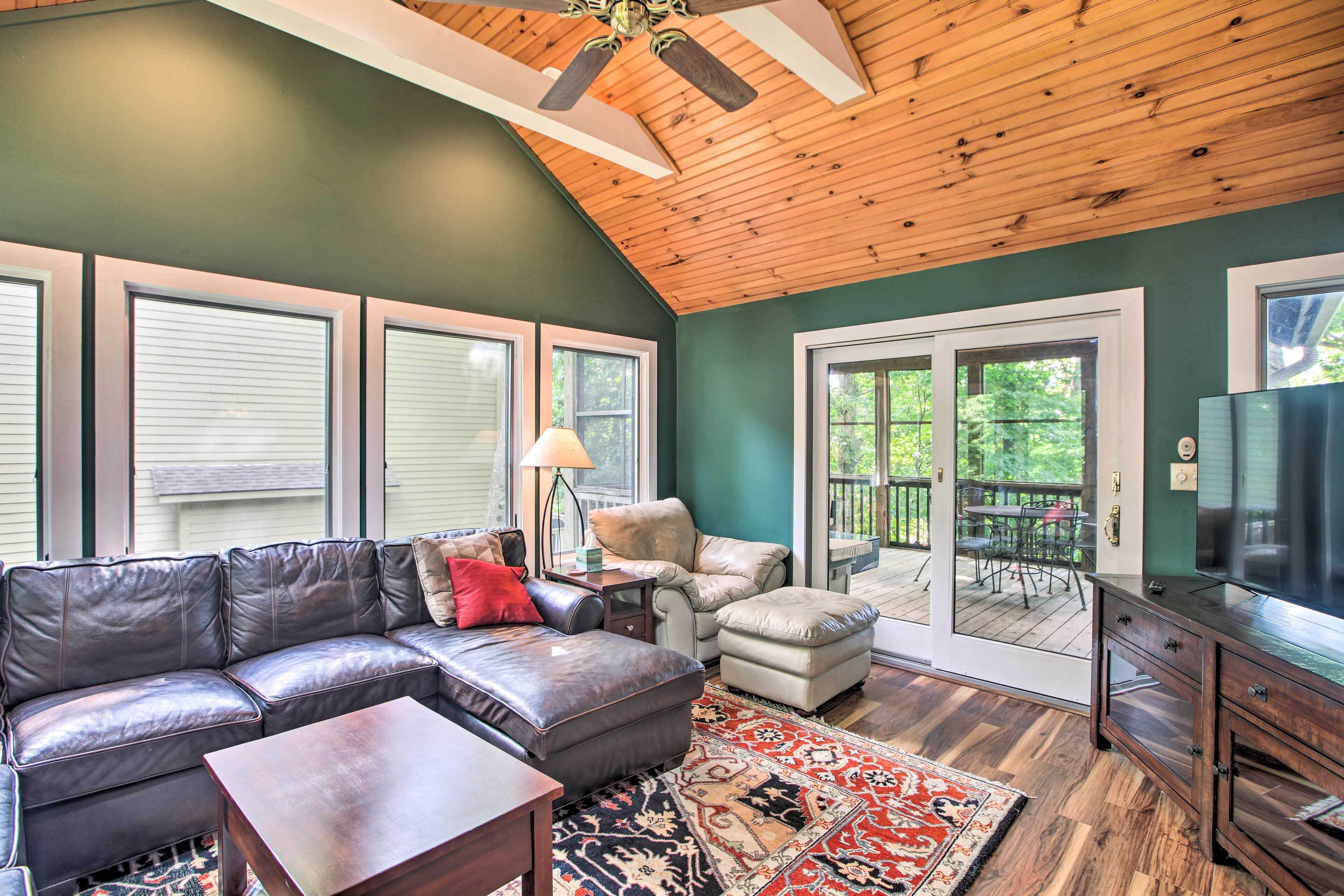 TV, fireplace, iPod dock, books