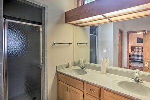 A bathroom with two sinks, a large mirror, and wooden cabinets. - Cozy Wintergreen Resort Escape Near Leaf Peeping! (Nellysford)