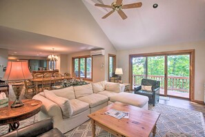 تلفزيون، مدفأة، وحدة شحن آي بود، كُتُب