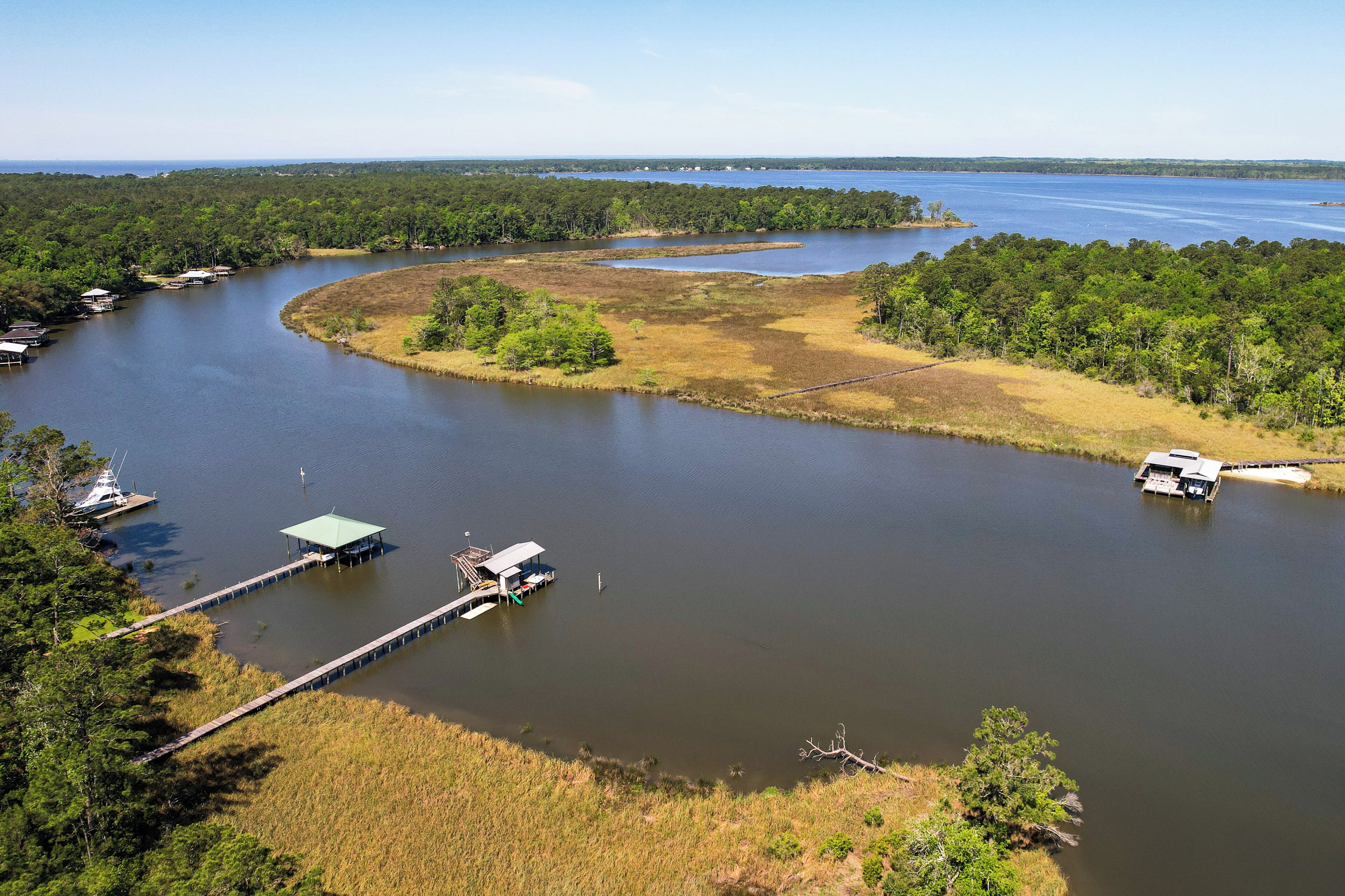 Une rivière avec des quais et une petite île.