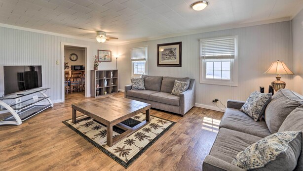 Living area - Harkers Island Home With Porch ~ 1 Mi to Marina! (Harkers Island)