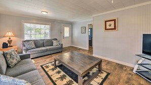 Living area - Harkers Island Home With Porch ~ 1 Mi to Marina! (Harkers Island)