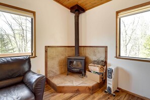 Interior - Petite Chalet With Deck Near Loch Lomond! (Kelseyville)