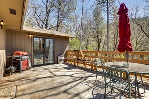 Outdoor dining - Petite Chalet With Deck Near Loch Lomond! (Kelseyville)