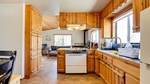 Oven, stovetop, cookware/dishes/utensils, paper towels