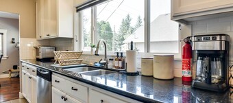 Charming Portland Home, Walk to Light Rail!