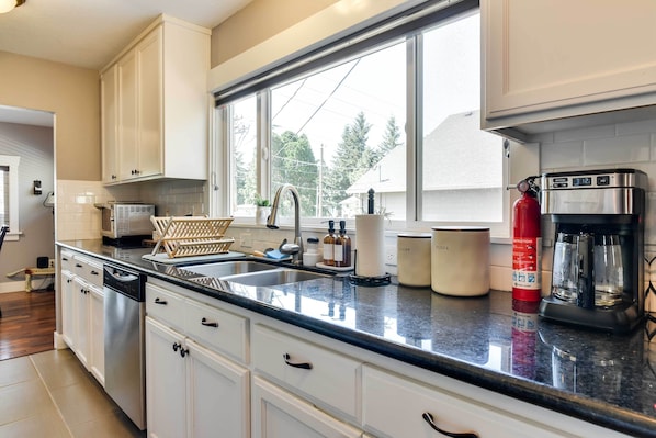 House (3 Bedrooms) | Interior - Charming Portland Home, Walk to Light Rail! (Milwaukie)