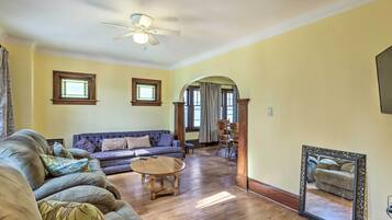 House (5 Bedrooms) | Interior