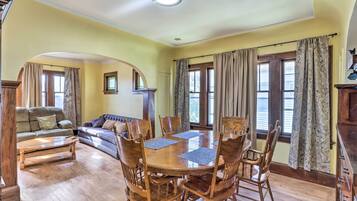 House (5 Bedrooms) | Interior