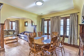 House (5 Bedrooms) | Interior