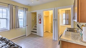 A kitchen with a gas stove, a ceiling fan, and a sink. - Lovely Milwaukee Getaway - Family Friendly! (Milwaukee)
