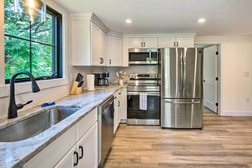 Cozy Wells Getaway w/ Hot Tub - 4 Mi to Beach!