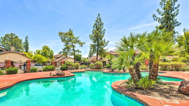 A swimming pool surrounded by houses and trees. - Gilbert Townhome w/ Easy Access to Phoenix! (Gilbert)