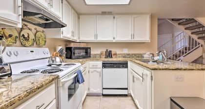 Gilbert Townhome w/ Easy Access to Phoenix!
