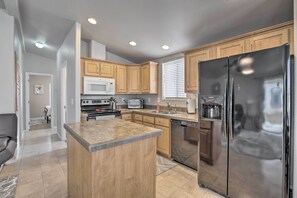 House (2 Bedrooms) | Private kitchen | Microwave, oven, stovetop, dishwasher - Cozy Yuma Retreat, Proximity to Golf Courses! (Yuma)