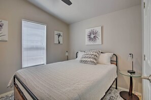 Hus (2 Bedrooms) | 2 soverom, strykejern/-brett og sengetøy