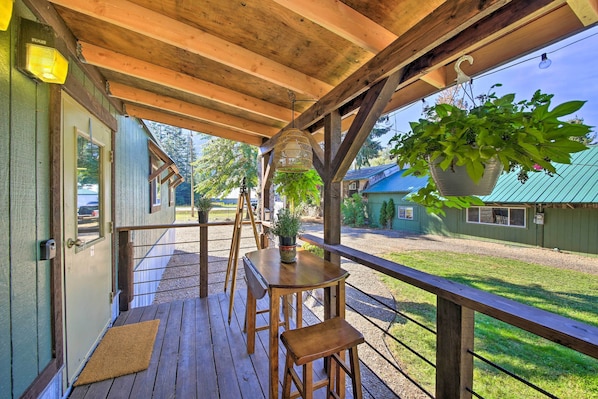 Outdoor dining - Dog-friendly Noxon Retreat w/ Pond Access! (Noxon)