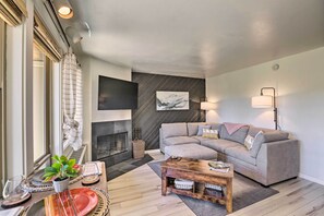 Apartment (1 Bedroom) | Interior - Resort Condo Retreat ~ 6 Mi to Downtown Bend! (Bend)