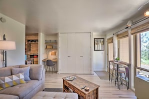 Apartment (1 Bedroom) | Interior - Resort Condo Retreat ~ 6 Mi to Downtown Bend! (Bend)