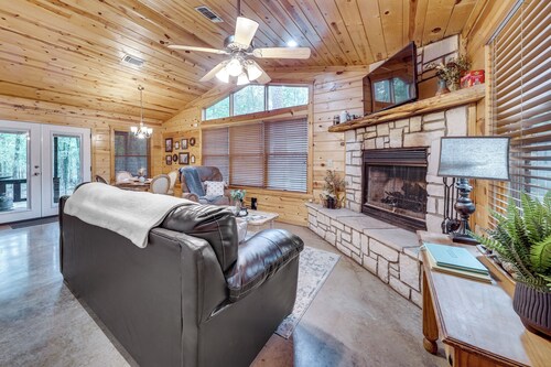 Hot Tub & Deck: Broken Bow 'azalea House'