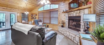 Hot Tub & Deck: Broken Bow 'azalea House'