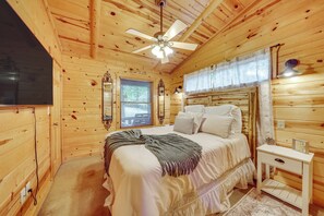 House (1 Bedroom) | Interior - Hot Tub & Deck: Broken Bow 'azalea House' (Broken Bow)