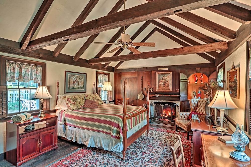 Pool & Courtyard: Timeless Home in Lansdale - Bucks County