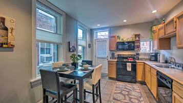 Apartment (2 Bedrooms) | Private kitchen | Microwave, oven, stovetop, dishwasher