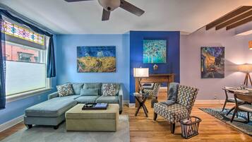 Apartemen (2 Bedrooms) | Area keluarga | TV layar datar dan buku