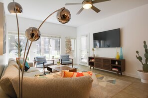 Apartment (2 Bedrooms) | Living area | TV, books - Mid-century Modern Phoenix Condo, Walk to High St! (Phoenix)