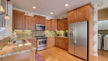 House (5 Bedrooms) | Interior