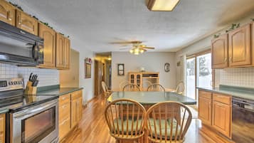 House (3 Bedrooms) | Interior