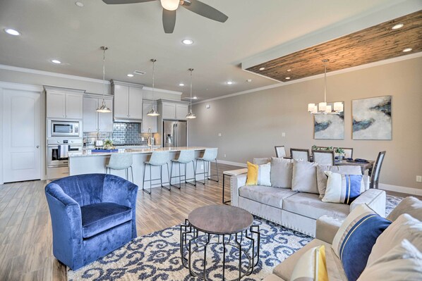 Apartment (3 Bedrooms) | Front of property - Elegant Lake Conroe Townhome w/ Boat Slip! (Montgomery)