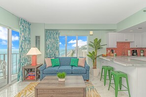 Televisión, chimenea y libros 