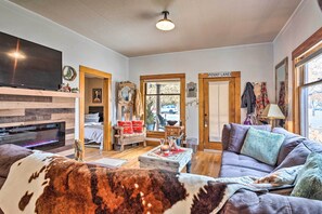 House (2 Bedrooms) | Interior - Lovely Montrose Home w/ Yard: Walk to Dtwn & Park! (Montrose)