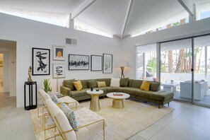 Apartment (2 Bedrooms) | Front of property - Pool Access: Mtn-view Palm Springs Condo! (Palm Springs)