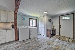 Interior - Prudenville Retreat w/ Yard ~ 1 Mi to Lake! (Prudenville)