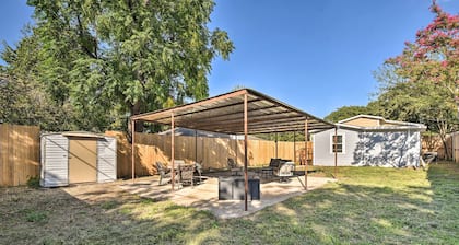 1 Mi to Uta: Arlington Elm Cottage w/ Fenced Yard
