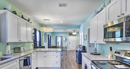 1 Mi to Uta: Arlington Elm Cottage w/ Fenced Yard