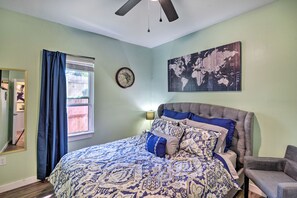 House (3 Bedrooms) | Interior - 1 Mi to Uta: Arlington Elm Cottage w/ Fenced Yard (Arlington)