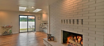 Stylish Olympia Home w/ Private Boat Dock!