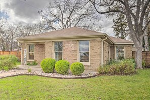 Exterior - Bright Georgetown Home - Walk to Main Street! (Georgetown)