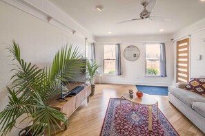 TV, books - Bright Georgetown Home - Walk to Main Street! (Georgetown)