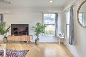 TV, books - Bright Georgetown Home - Walk to Main Street! (Georgetown)