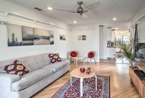 TV, books - Bright Georgetown Home - Walk to Main Street! (Georgetown)