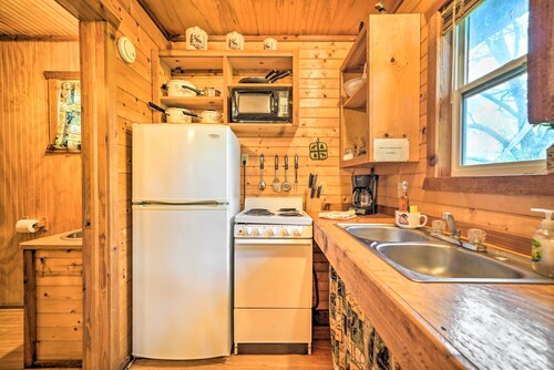 'cedar Falls Cabin 5': 1/2 Mile to Turner Falls